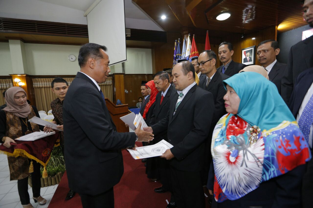 Rektor UMM Fauzan memberi selamat kepada para wakil dekan baru. foto : rino anugrawan SETELAH sebelumnya 